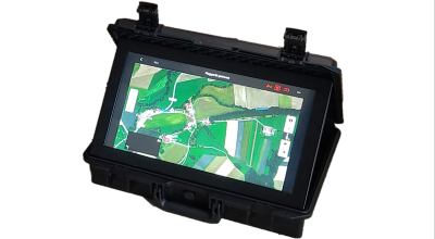 Extrem helles 17" FHD Tageslichtpanel in Outdoorcase integriert