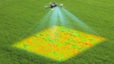 Drohne mit Multispektralkamera im Flug mit virtuellem Ausschnitt der Flächenanalyse