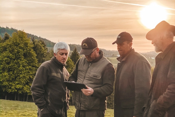 Jagd Krahof bei der Planung einer Drohnenmission zur Kitzsuche