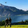 Jäger steuern die Kitzrettungsdrohne Bambi650 von Smartmulticopters im Hintergrund erstreckt sich der Mondsee