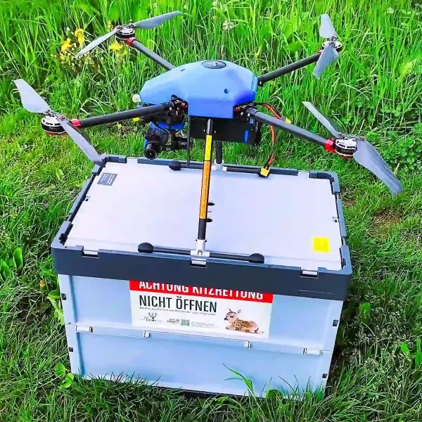 Startbereite Kitzrettungsdrohne Bambi650 von SmartmultiCopters auf Kitzrettungsbox