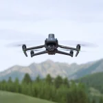 DJI Mavic 3 Thermal im Flug über Grünland