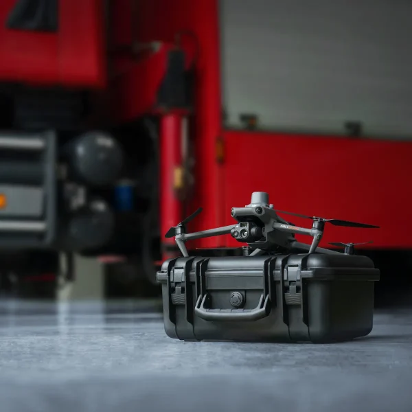 DJI Mavic 3T BOS Set vor Feuerwehrwagen