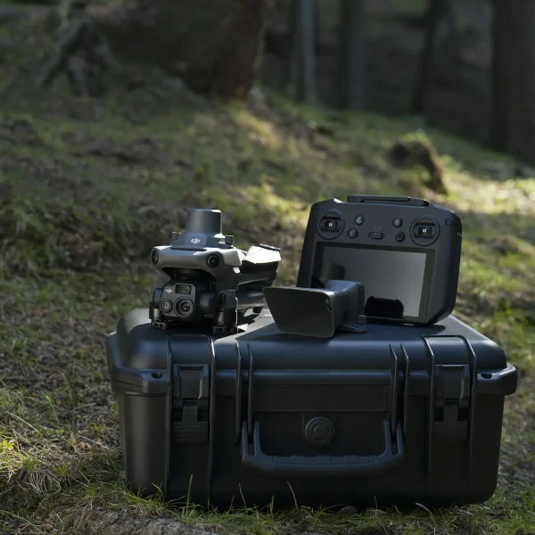 DJI Mavic 3T mit Koffer und Fernbedienung im Wald