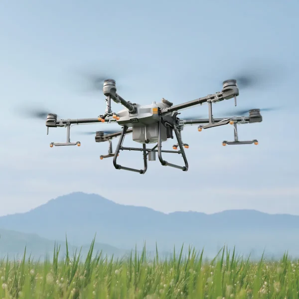 Sprühdrohne DJI Agras T30 fliegt über Feld