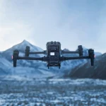 Drohne DJI Matrice M30 schwebt über Gletscher