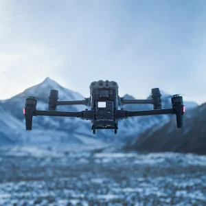 Drohne DJI Matrice M30 schwebt über Gletscher