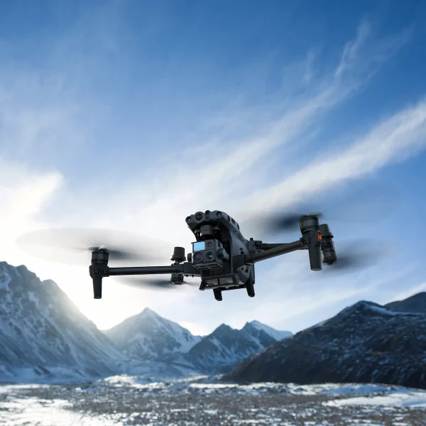 Drohne DJI Matrice M30T analysiert Gletscher