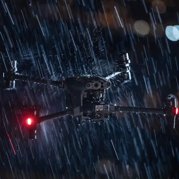 DJI Matrice M30T fliegt in der Nacht bei Starkregen