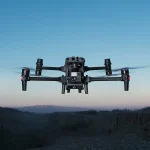 Drohne DJI Matrice M30T schwebt in der Abenddämmerung