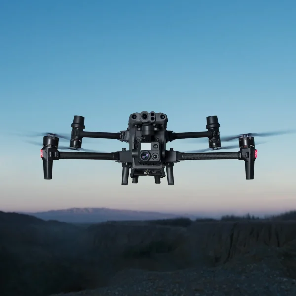 Drohne DJI Matrice M30T schwebt in der Abenddämmerung