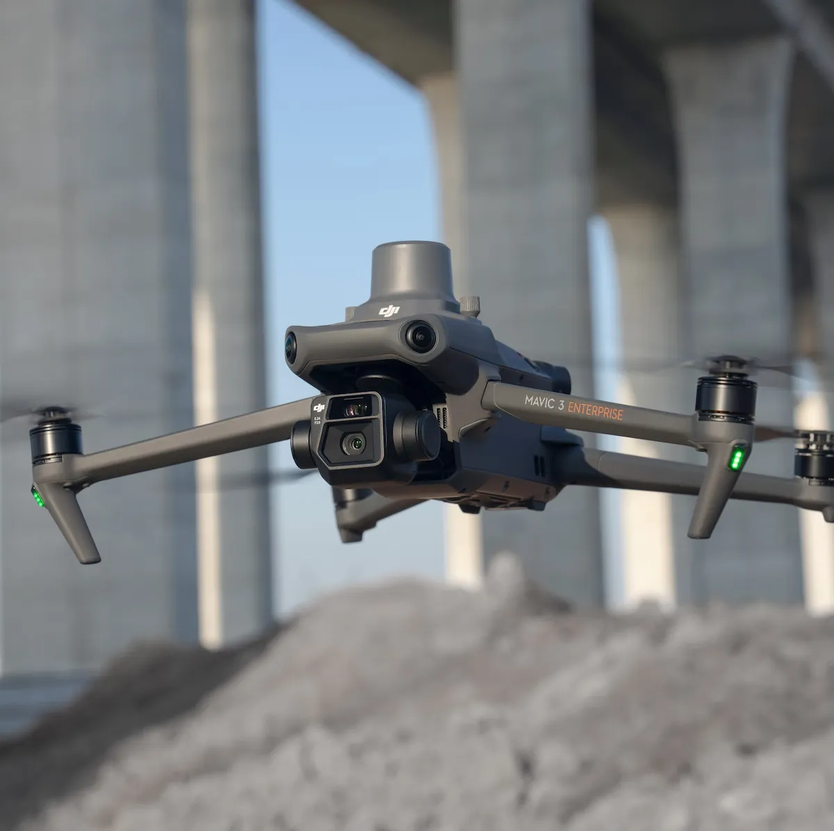 Drohne DJI Mavic 3E inspiziert Betonbrücke