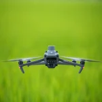 DJI Mavic 3 Multispektral Drohne schwebt über Grünland