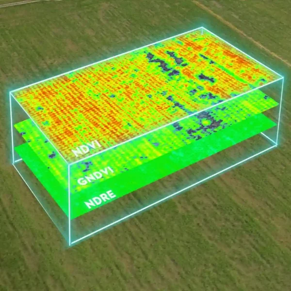 Vegetationsindexkarten erstellt mit DJI Mavic 3 Multispektral Drohne schwebt über Grünland