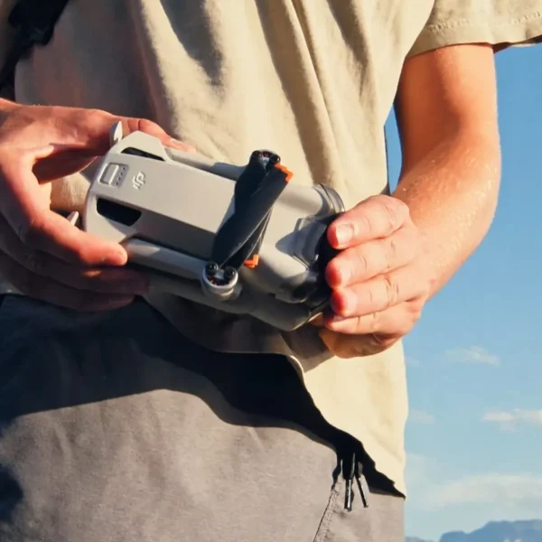 Geklappte DJI Mini 3 Pro wird aus der Tasche genommen