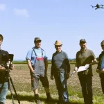 Drohnendienstleistung Pflanzenzählung auf Versuchsfeld Mais mit DJI Mavic 3M mit Pilot und Landwirte