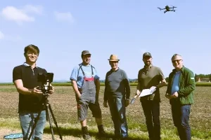 Drohnendienstleistung Pflanzenzählung auf Versuchsfeld Mais mit DJI Mavic 3M mit Pilot und Landwirte