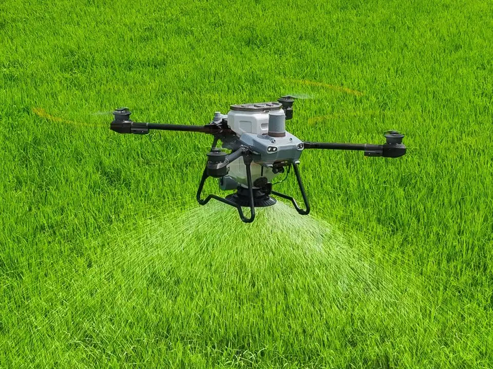 Agrardrohne DJI Agras T25 streut Granulat über Feld