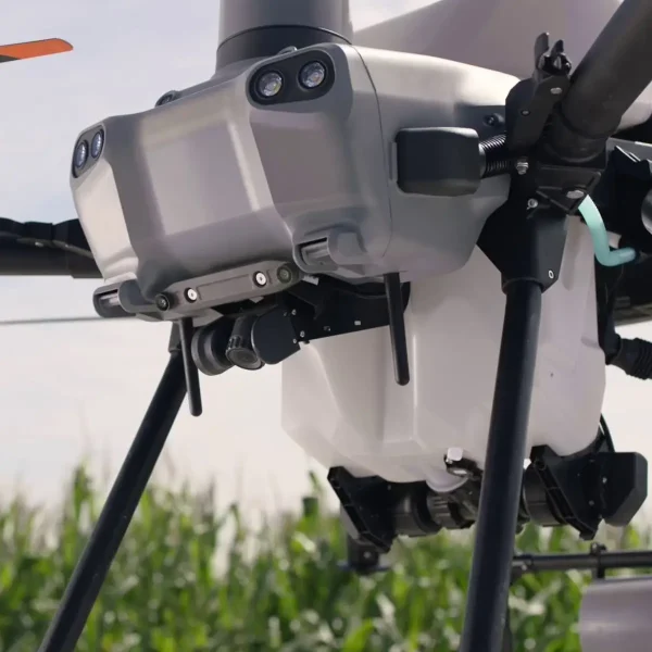 Agrardrohne DJI Agras T50 Nahaufnahme von schräg unten