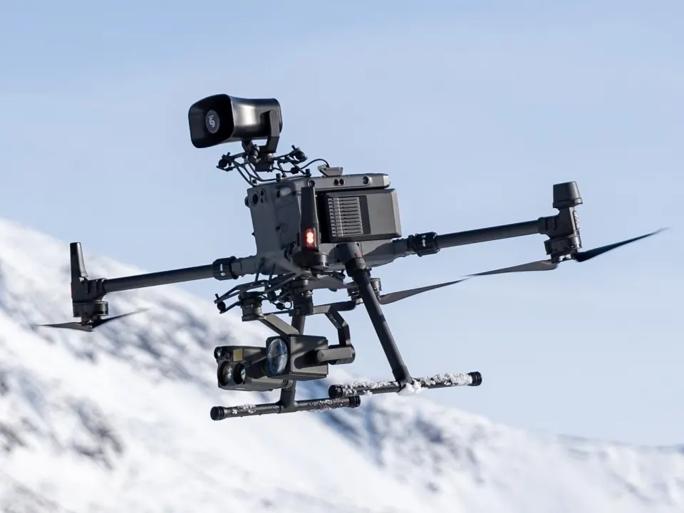 Drohne DJI Matrice 350 fliegt im schneebedeckten Alpenraum