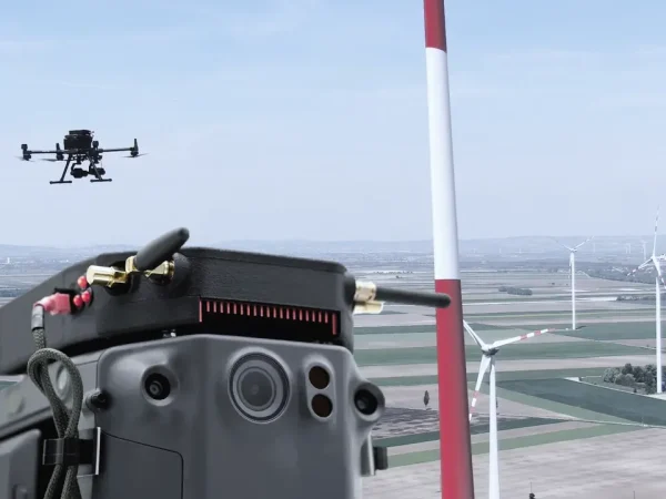 Drohne DJI Matrice 350 mit Wind Turbine Inspections & Blade Management Solutions, während der Inspektion einer WIndkraftanlage