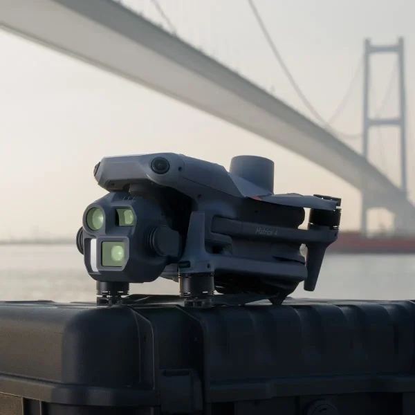 DJI Matrice 4E zusammengeklappt auf Transportkoffer