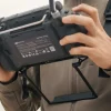 DJI RC Plus Gurt und Bauchstützen Set montiert mit Pilotenhänden - Ansicht von unten