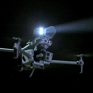 Nahaufnahme DJI M30T Drohne mit eingeschalteten CZI Suchscheinwerfer LP12