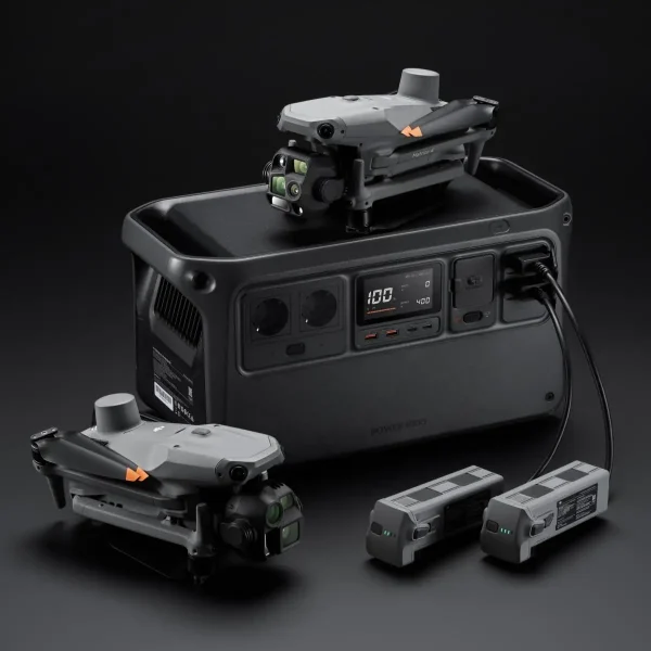 DJI Matrice 4 Drohnen werden mit SDC Schnellladekabel an der DJI Power 1000 geladen
