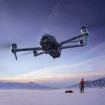 DJI Mavic 4 pro Imagebild: Drohne mit Schnelllandschaft im Hintergrund und Bergsteiger steuert die Drohne