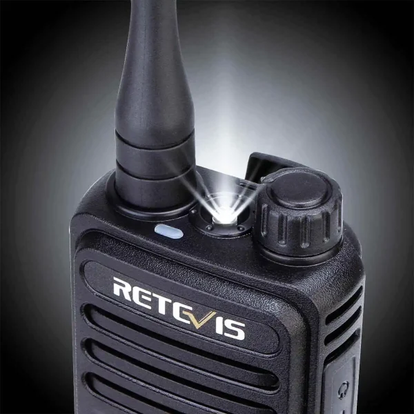 Retevis RT85 Funkgerät mit eingeschalteter Taschenlampe