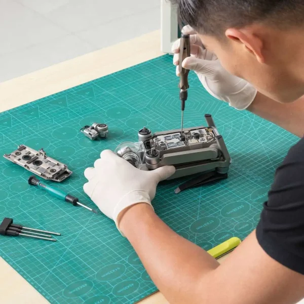 Techniker repariert Drohne - DJI Enterprise Maintenance Wartungsservice - Promotion Bild