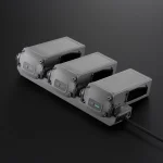 Ladestation der DJI Matrice 4D Serie - inkl. drei Akkus die gerade geladen werden - Produktbild mit dunklem Hintergrund