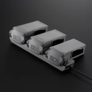 Ladestation der DJI Matrice 4D Serie - inkl. drei Akkus die gerade geladen werden - Produktbild mit dunklem Hintergrund