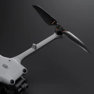 Anti-Ice Propeller der DJI Matrice 4D Serie montiert auf Drohne - Ausschnitt mit einem Arm vor dunklen Hintergrund