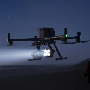 DJI Zenmuse S1 Scheinwerfer montiert auf M350 Drohne Nachtflug mit Lichtkegel