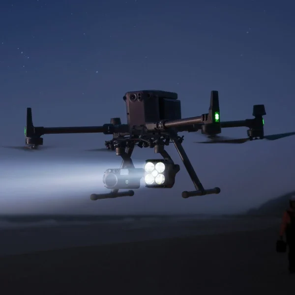 DJI Zenmuse S1 Scheinwerfer montiert auf M350 Drohne Nachtflug mit Lichtkegel