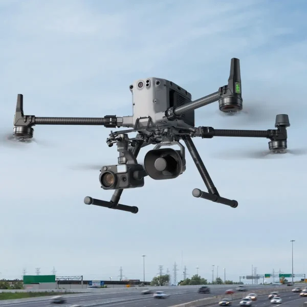 DJI Zenmuse V1 Lautsprecher montiert auf M350 Drohne im Flug