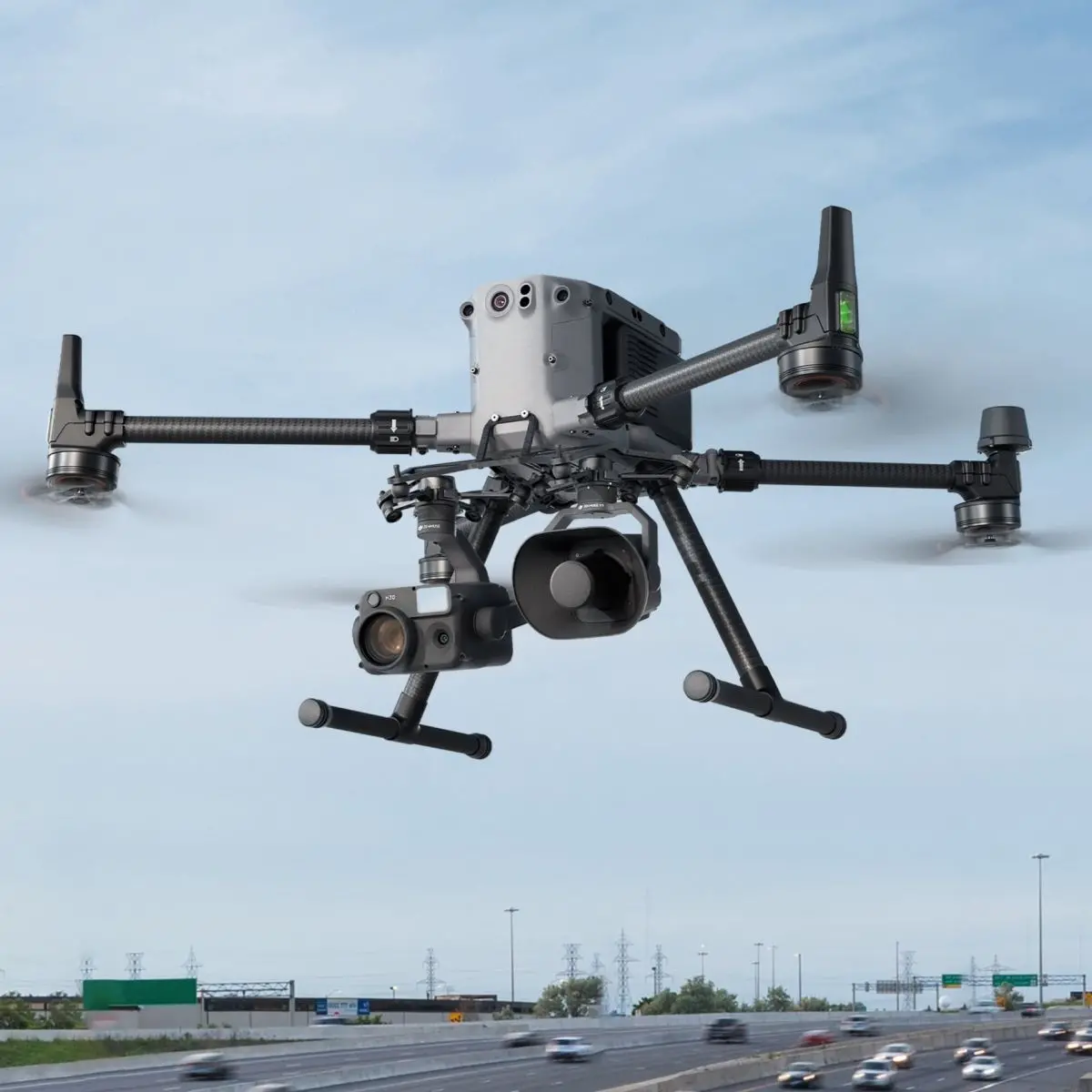 DJI Zenmuse V1 Lautsprecher montiert auf M350 Drohne im Flug