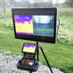 SMC Feldmonitor 24 Zoll Stativ Set mit RC Plus im Betrieb
