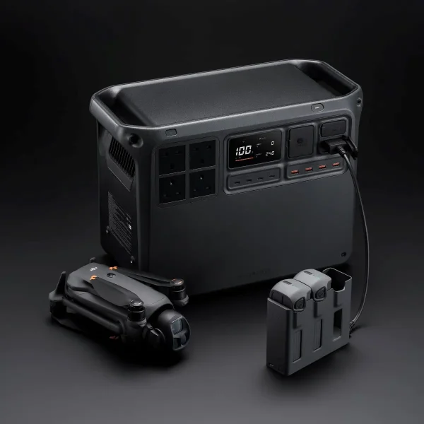 DJI Power 2000 mit Schnellladekabel und Mavic 4 pro