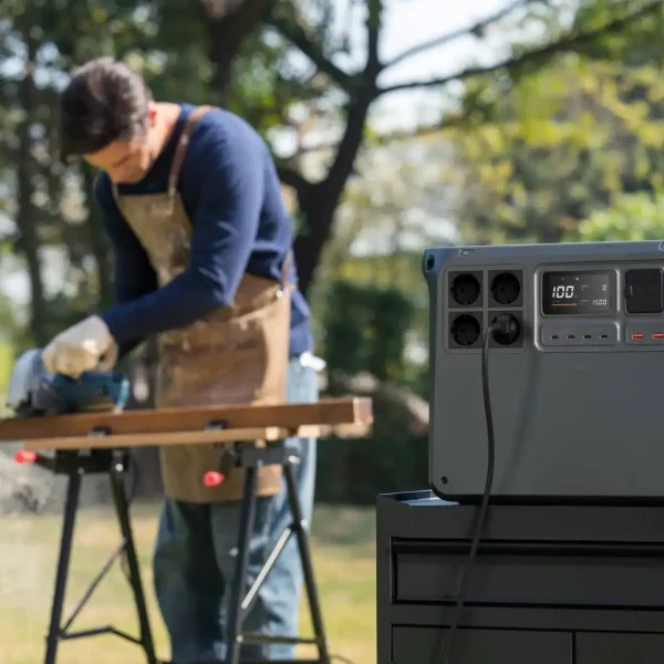DJI Power 2000 USV Outdoor Anwendung Kreissägen