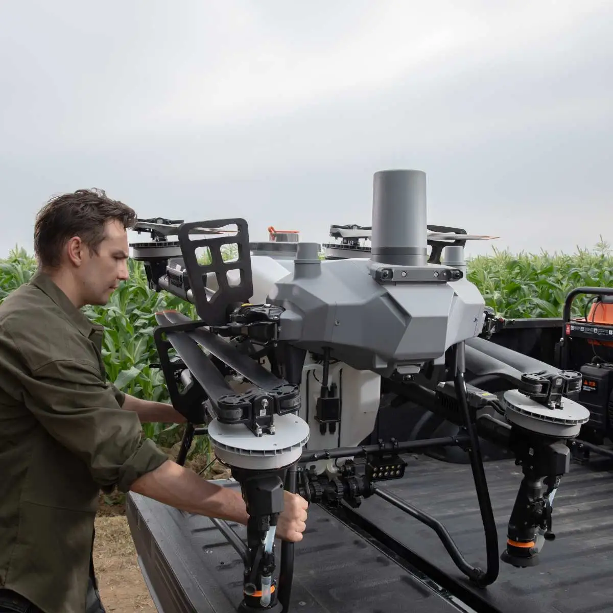 DJI Agras T100 auf Pickup Ladefläche mit Anwender