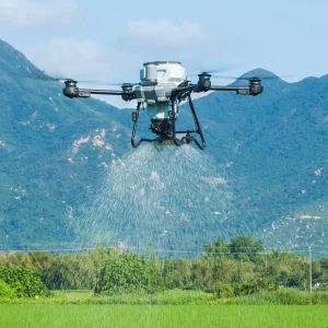 Agrardrohne DJI Agras T25P im Flug mit aktiven Streusystem
