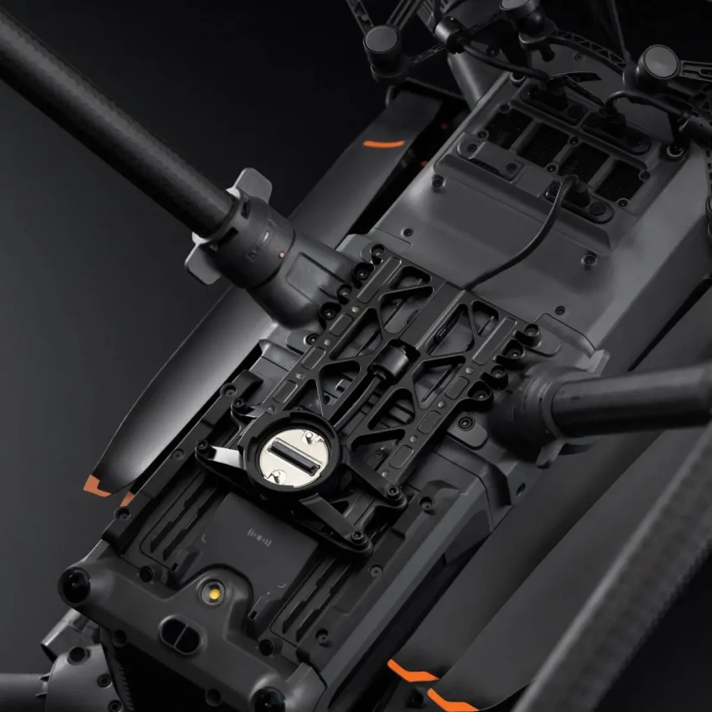 Nahaufnahme Third Gimbal Connector montiert auf der DJI Matrice 400