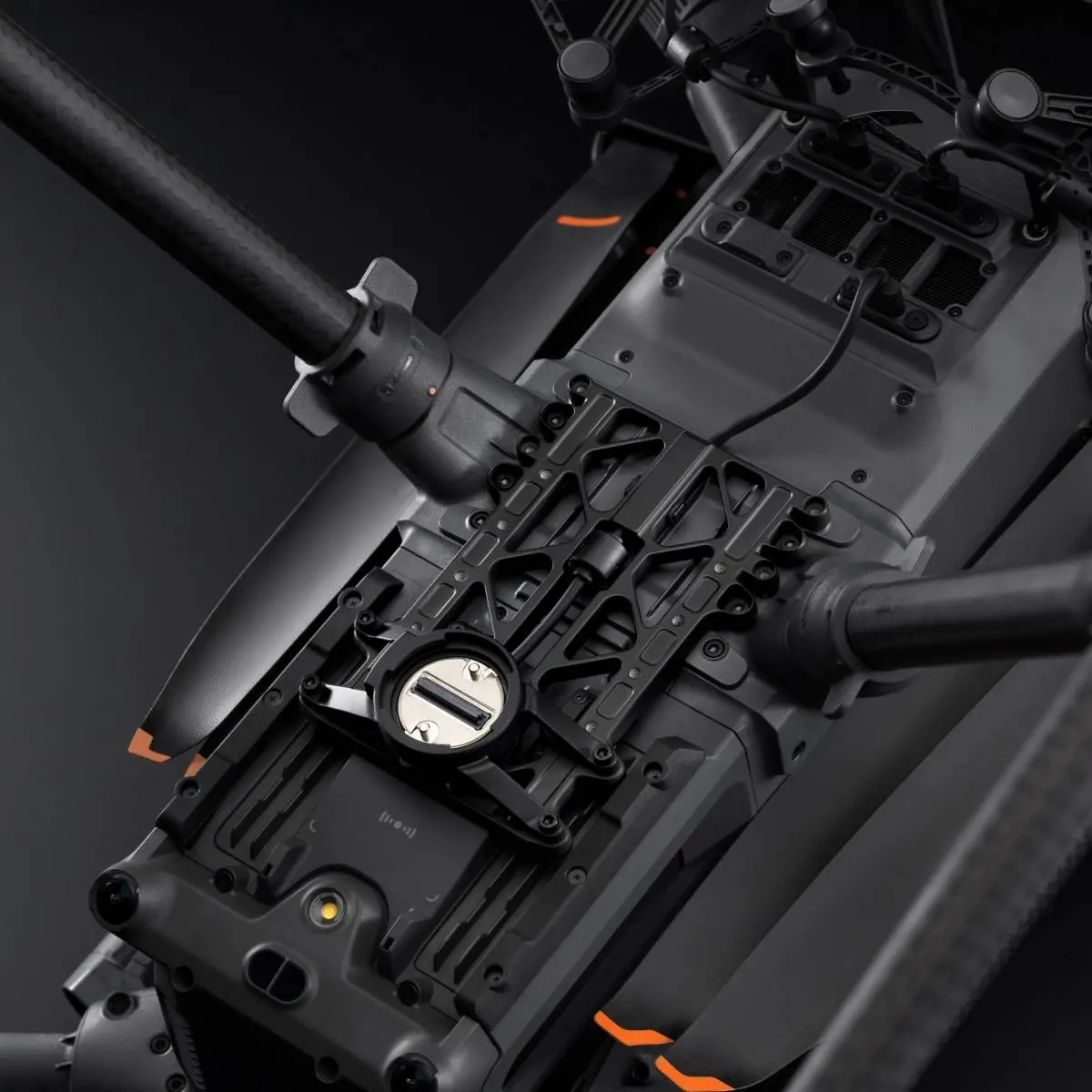Nahaufnahme Third Gimbal Connector montiert auf der DJI Matrice 400