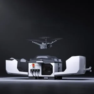 DJI Matrice 4D Serie Drohne startet aus DJI Dock 3 - Imagebild mit schwarzen Hintergrund