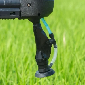 Detail DJI Agras T25 Zusatzdüsen-Set montiert mit Wiese im Hintergrund