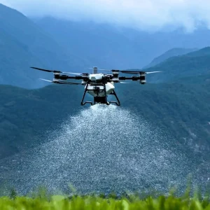 Agrardrohne DJI T100 mit aktiven Streusystem im Flug