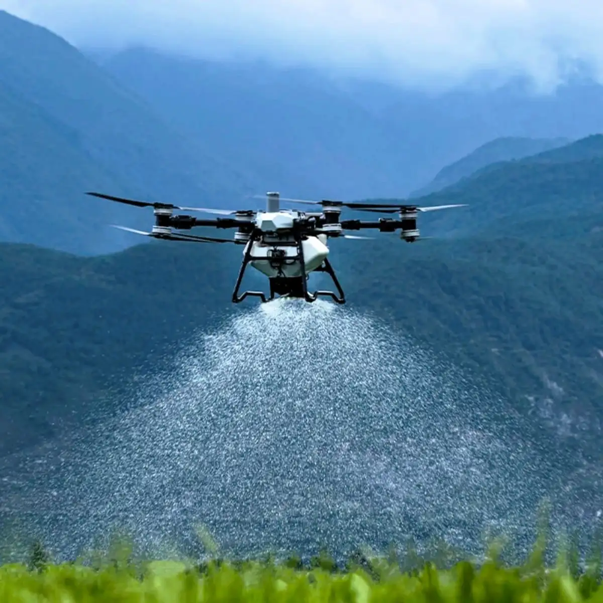 Agrardrohne DJI T100 mit aktiven Streusystem im Flug